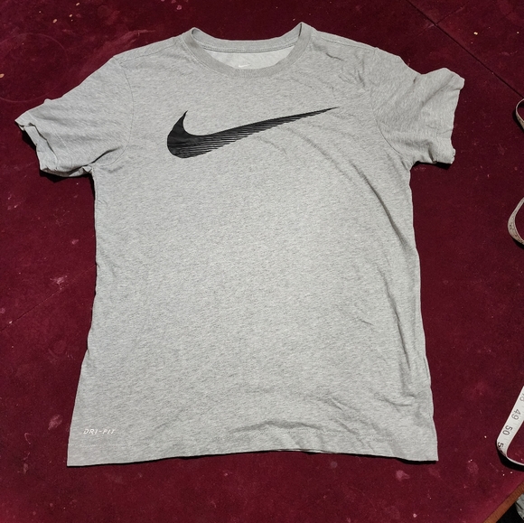 NWOT ... Nike Gray Shirt / T-shirt 👕 - Picture 2 of 7